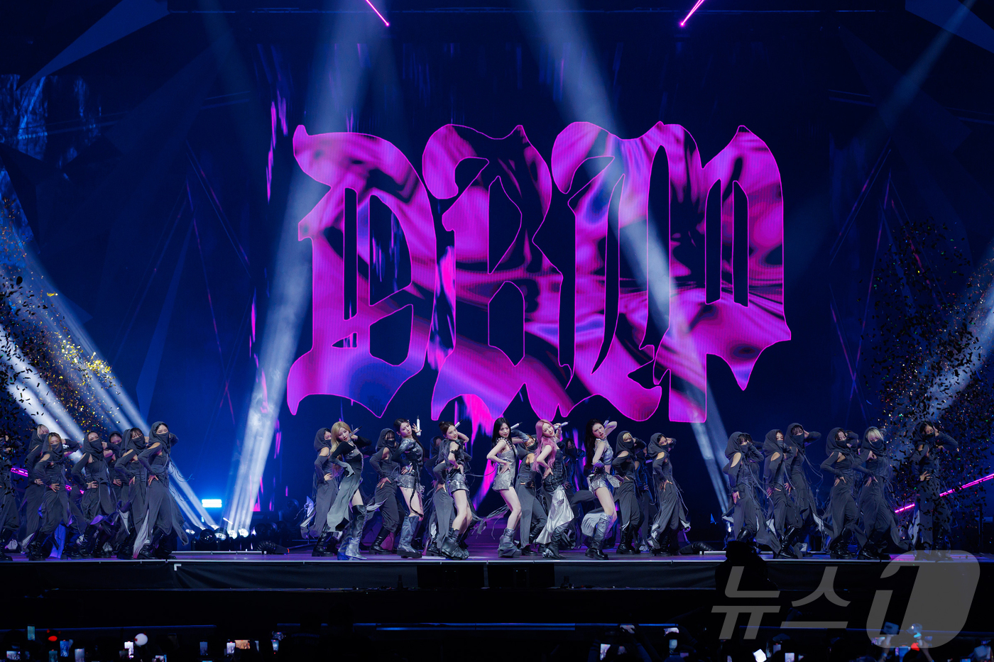 (홍콩=뉴스1) 권현진 기자 = 그룹 베이비몬스터가 28일(현지시간) 오후 홍콩 카이탁 스타디움에서 열린 대중음악 시상식 '2025 마마 어워즈'(2025 MAMA AWARDS)에 …