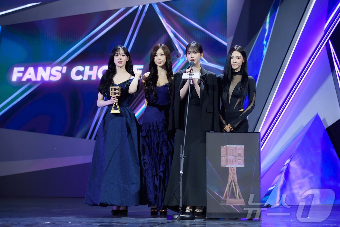 (홍콩=뉴스1) 권현진 기자 = 에스파 28일(현지시간) 오후 홍콩 카이탁 스타디움에서 열린 대중음악 시상식 '2025 마마 어워즈'(2025 MAMA AWARDS)에서 팬스 초이 …