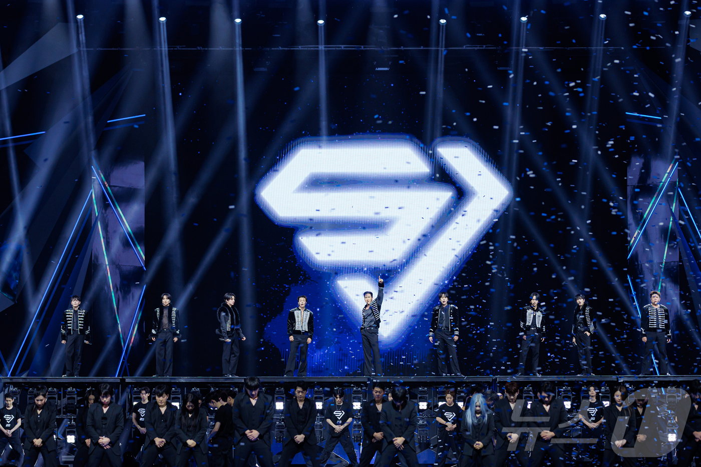 (홍콩=뉴스1) 권현진 기자 = 슈퍼주니어가 28일(현지시간) 오후 홍콩 카이탁 스타디움에서 열린 대중음악 시상식 '2025 마마 어워즈'(2025 MAMA AWARDS)에서 멋진 …