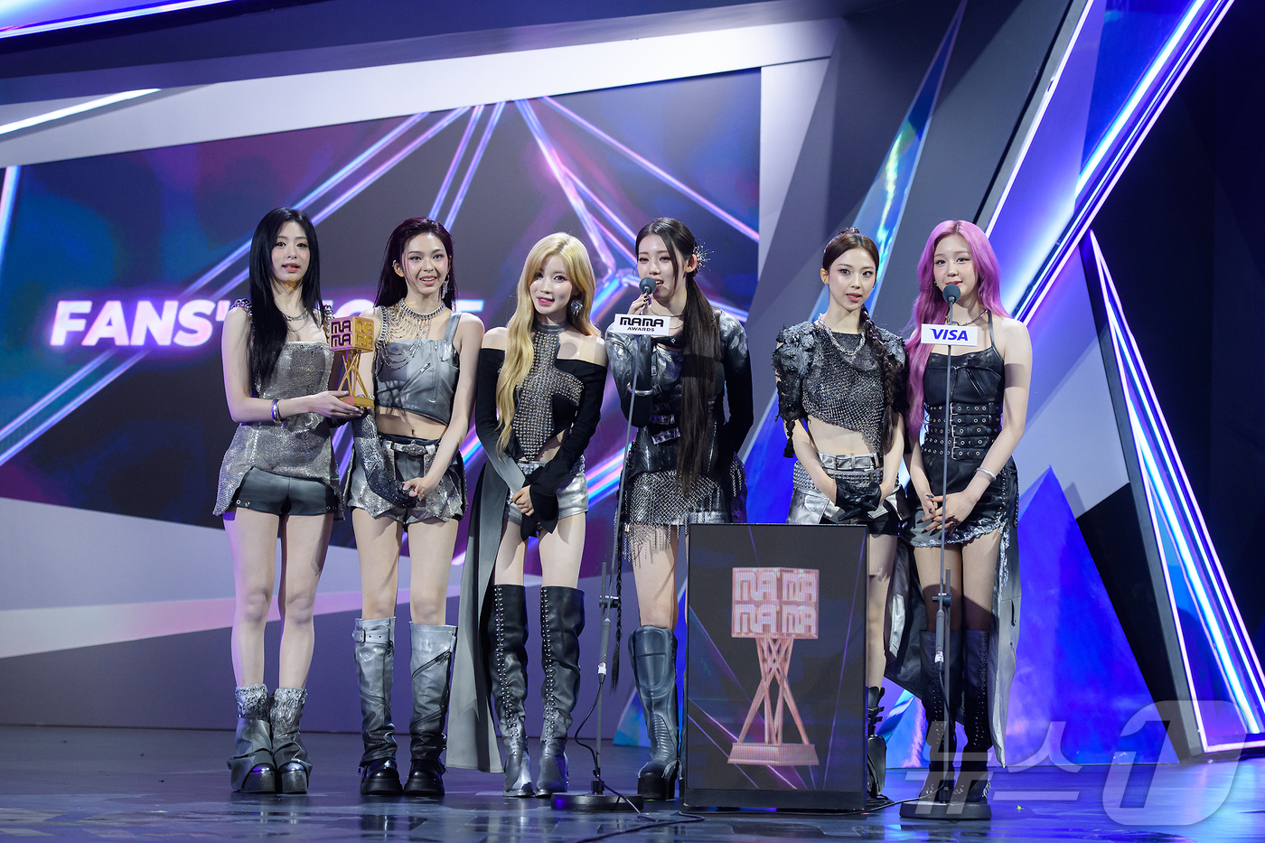 (홍콩=뉴스1) 권현진 기자 = 베이비몬스터가 28일(현지시간) 오후 홍콩 카이탁 스타디움에서 열린 대중음악 시상식 '2025 마마 어워즈'(2025 MAMA AWARDS)에서 팬 …