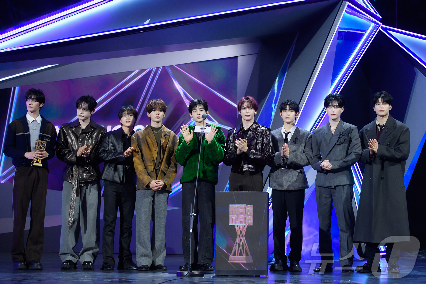 (홍콩=뉴스1) 권현진 기자 = 제로베이스원이 28일(현지시간) 오후 홍콩 카이탁 스타디움에서 열린 대중음악 시상식 '2025 마마 어워즈'(2025 MAMA AWARDS)에서 팬 …