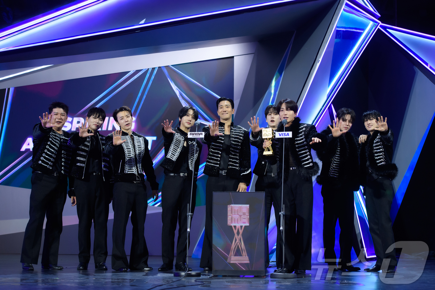 (홍콩=뉴스1) 권현진 기자 = 슈퍼주니어가 28일(현지시간) 오후 홍콩 카이탁 스타디움에서 열린 대중음악 시상식 '2025 마마 어워즈'(2025 MAMA AWARDS)에서 인스 …