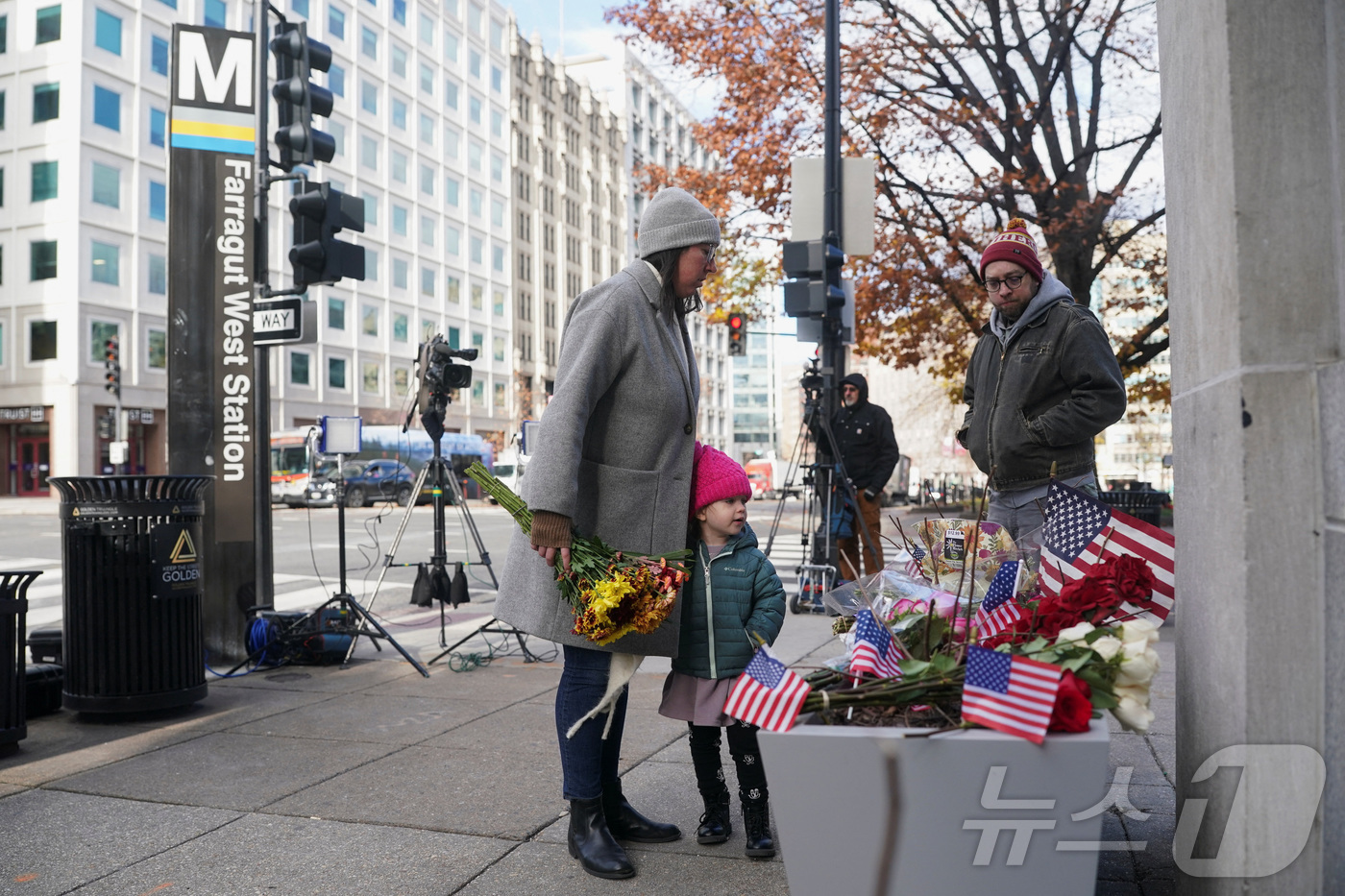 (워싱턴DC 로이터=뉴스1) 류정민 특파원 = 28일(현지시간) 미국 워싱턴DC 패러굿 웨스트 전철역에 추모객들이 조화를 두고 있다. 백악관에서 불과 몇 블록 떨어진 이곳에서 이틀 …