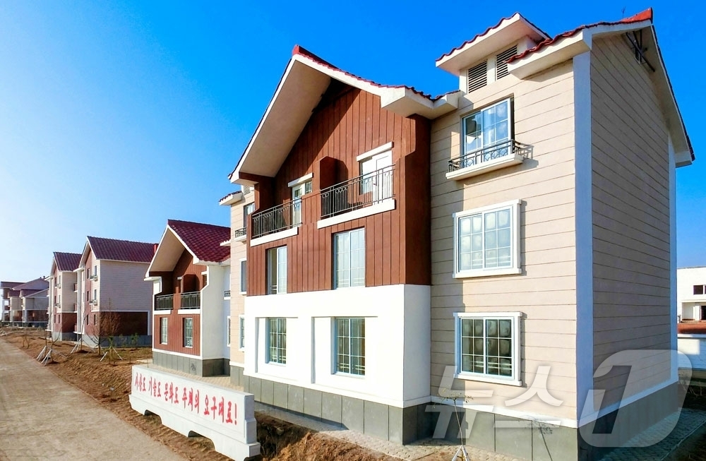 (평양 노동신문=뉴스1) = 북한 노동당 기관지 노동신문은 29일 력포구역 력포남새농장과 사동구역 오류남새농장에 새 농촌문화주택들이 일떠서고 있다고 보도했다. [국내에서만 사용가능 …