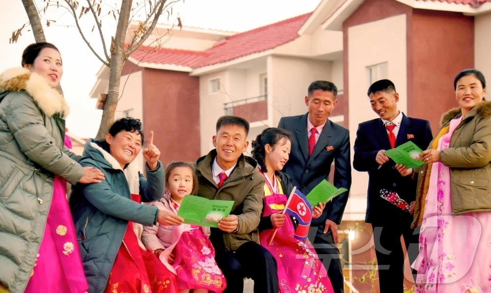 (평양 노동신문=뉴스1) = 북한 노동당 기관지 노동신문은 29일 력포구역 력포남새농장과 사동구역 오류남새농장에 새 농촌문화주택들이 일떠서고 있다고 보도했다. [국내에서만 사용가능 …