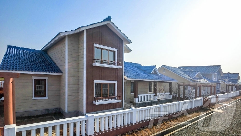 (평양 노동신문=뉴스1) = 북한 노동당 기관지 노동신문은 29일 력포구역 력포남새농장과 사동구역 오류남새농장에 새 농촌문화주택들이 일떠서고 있다고 보도했다. [국내에서만 사용가능 …