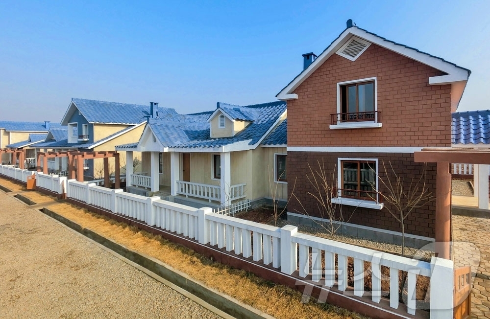 (평양 노동신문=뉴스1) = 북한 노동당 기관지 노동신문은 29일 력포구역 력포남새농장과 사동구역 오류남새농장에 새 농촌문화주택들이 일떠서고 있다고 보도했다. [국내에서만 사용가능 …