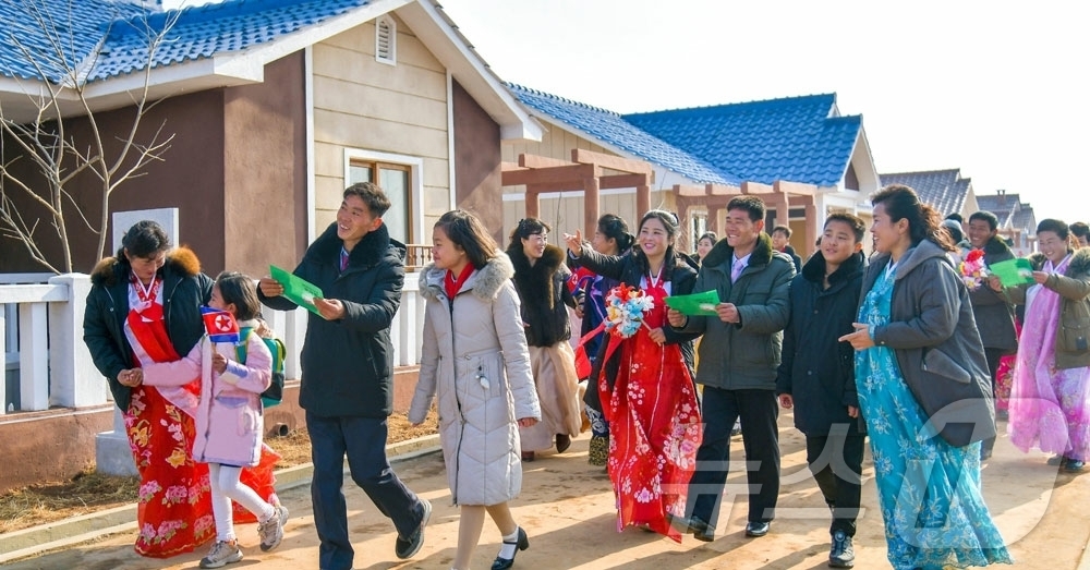 (평양 노동신문=뉴스1) = 북한 노동당 기관지 노동신문은 29일 력포구역 력포남새농장과 사동구역 오류남새농장에 새 농촌문화주택들이 일떠서고 있다고 보도했다. [국내에서만 사용가능 …