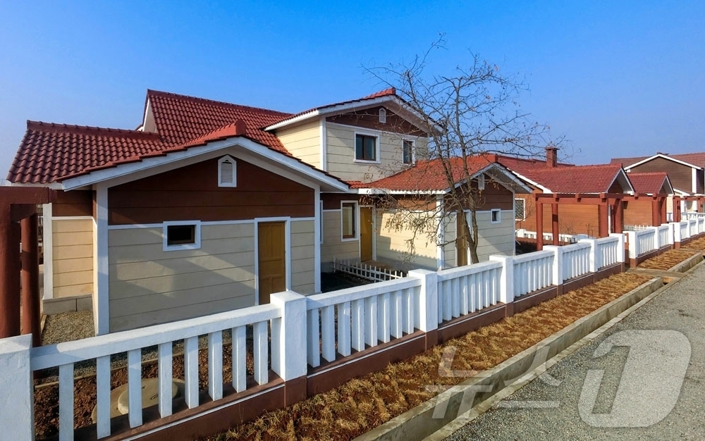 (평양 노동신문=뉴스1) = 북한 노동당 기관지 노동신문은 29일 력포구역 력포남새농장과 사동구역 오류남새농장에 새 농촌문화주택들이 일떠서고 있다고 보도했다. [국내에서만 사용가능 …