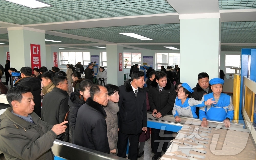 (평양 노동신문=뉴스1) = 북한 노동당 기관지 노동신문은 전날 평양학생신발공장과 평양학생교복공장 준공식이 진행됐다고 29일 보도했다. [국내에서만 사용가능. 재배포 금지. DB …