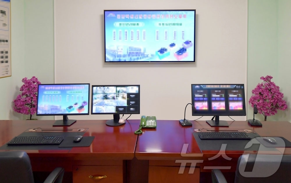 (평양 노동신문=뉴스1) = 북한 노동당 기관지 노동신문은 전날 평양학생신발공장과 평양학생교복공장 준공식이 진행됐다고 29일 보도했다. [국내에서만 사용가능. 재배포 금지. DB …