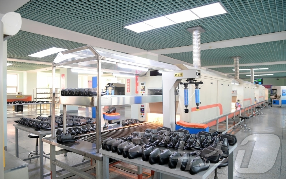 (평양 노동신문=뉴스1) = 북한 노동당 기관지 노동신문은 전날 평양학생신발공장과 평양학생교복공장 준공식이 진행됐다고 29일 보도했다. [국내에서만 사용가능. 재배포 금지. DB …