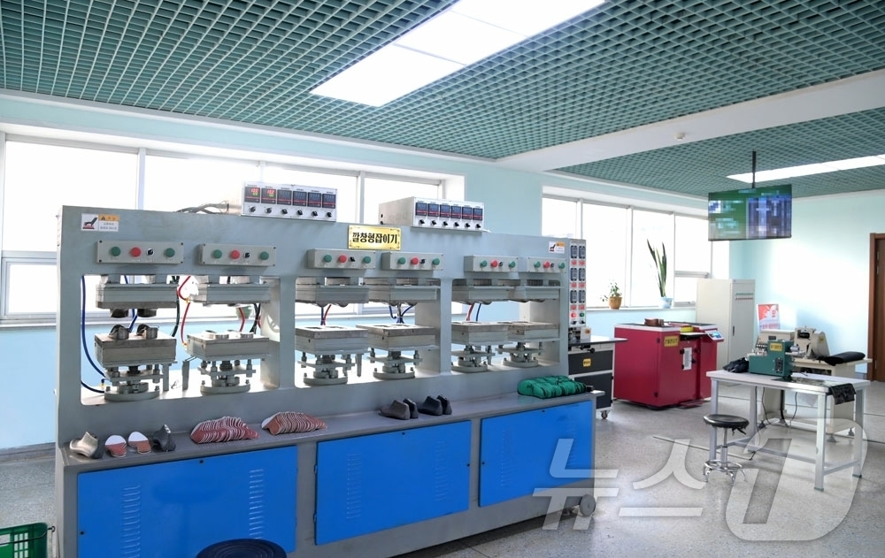 (평양 노동신문=뉴스1) = 북한 노동당 기관지 노동신문은 전날 평양학생신발공장과 평양학생교복공장 준공식이 진행됐다고 29일 보도했다. [국내에서만 사용가능. 재배포 금지. DB …