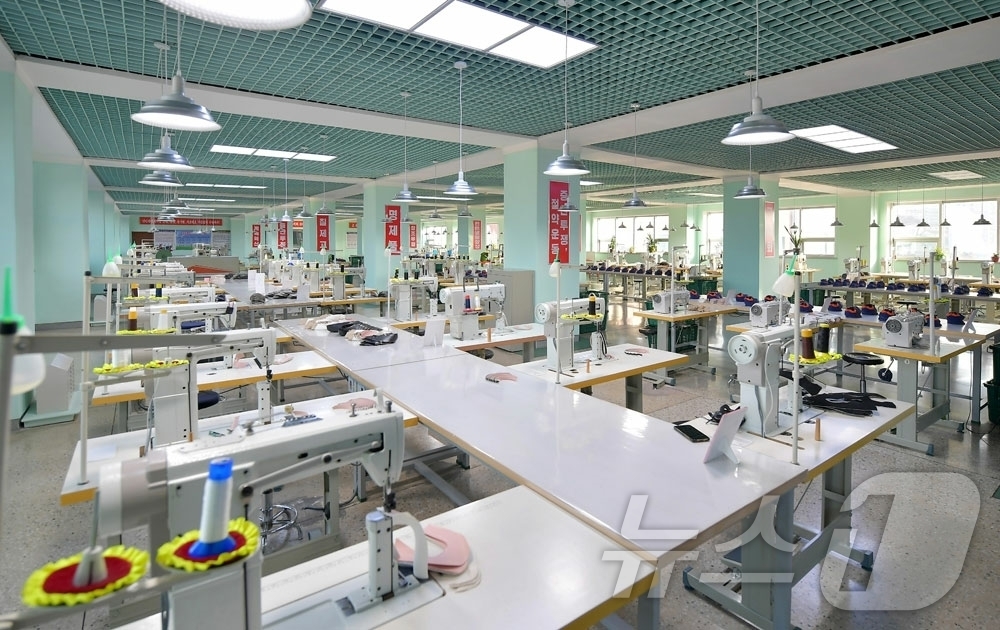 (평양 노동신문=뉴스1) = 북한 노동당 기관지 노동신문은 전날 평양학생신발공장과 평양학생교복공장 준공식이 진행됐다고 29일 보도했다. [국내에서만 사용가능. 재배포 금지. DB …