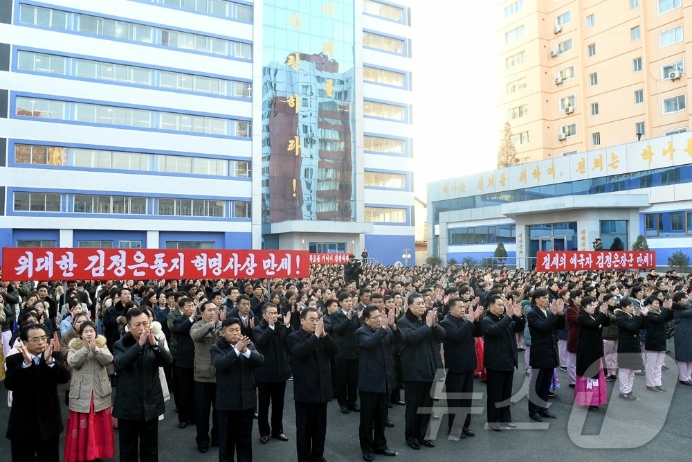 (평양 노동신문=뉴스1) = 북한 노동당 기관지 노동신문은 전날 평양학생신발공장과 평양학생교복공장 준공식이 진행됐다고 29일 보도했다. [국내에서만 사용가능. 재배포 금지. DB …