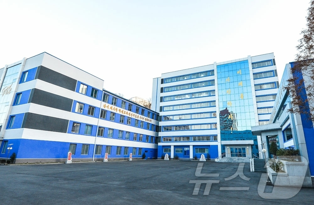 (평양 노동신문=뉴스1) = 북한 노동당 기관지 노동신문은 전날 평양학생신발공장과 평양학생교복공장 준공식이 진행됐다고 29일 보도했다. [국내에서만 사용가능. 재배포 금지. DB …