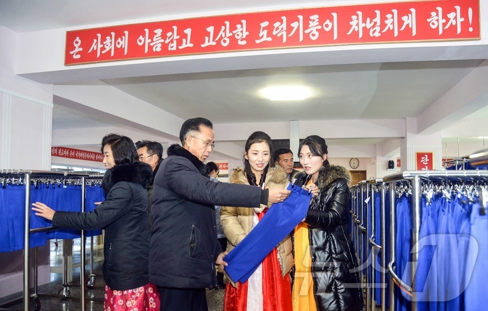 (평양 노동신문=뉴스1) = 북한 노동당 기관지 노동신문은 전날 평양학생신발공장과 평양학생교복공장 준공식이 진행됐다고 29일 보도했다. [국내에서만 사용가능. 재배포 금지. DB …