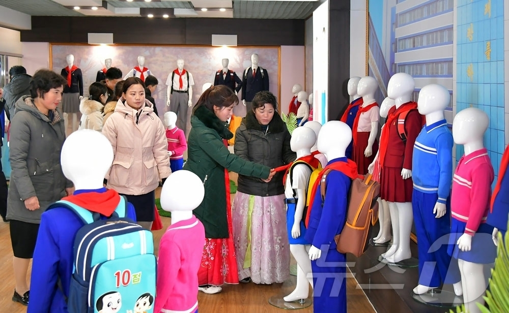 (평양 노동신문=뉴스1) = 북한 노동당 기관지 노동신문은 전날 평양학생신발공장과 평양학생교복공장 준공식이 진행됐다고 29일 보도했다. [국내에서만 사용가능. 재배포 금지. DB …