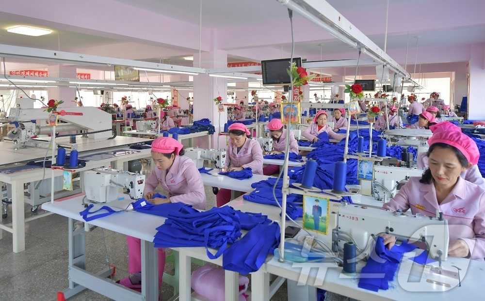 (평양 노동신문=뉴스1) = 북한 노동당 기관지 노동신문은 전날 평양학생신발공장과 평양학생교복공장 준공식이 진행됐다고 29일 보도했다. [국내에서만 사용가능. 재배포 금지. DB …