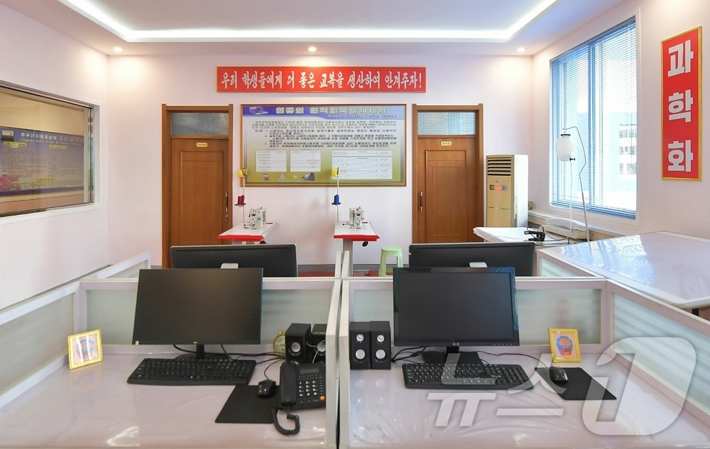 (평양 노동신문=뉴스1) = 북한 노동당 기관지 노동신문은 전날 평양학생신발공장과 평양학생교복공장 준공식이 진행됐다고 29일 보도했다. [국내에서만 사용가능. 재배포 금지. DB …