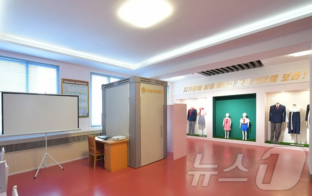 (평양 노동신문=뉴스1) = 북한 노동당 기관지 노동신문은 전날 평양학생신발공장과 평양학생교복공장 준공식이 진행됐다고 29일 보도했다. [국내에서만 사용가능. 재배포 금지. DB …