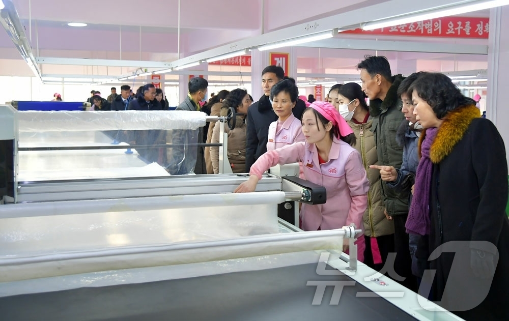 (평양 노동신문=뉴스1) = 북한 노동당 기관지 노동신문은 전날 평양학생신발공장과 평양학생교복공장 준공식이 진행됐다고 29일 보도했다. [국내에서만 사용가능. 재배포 금지. DB …