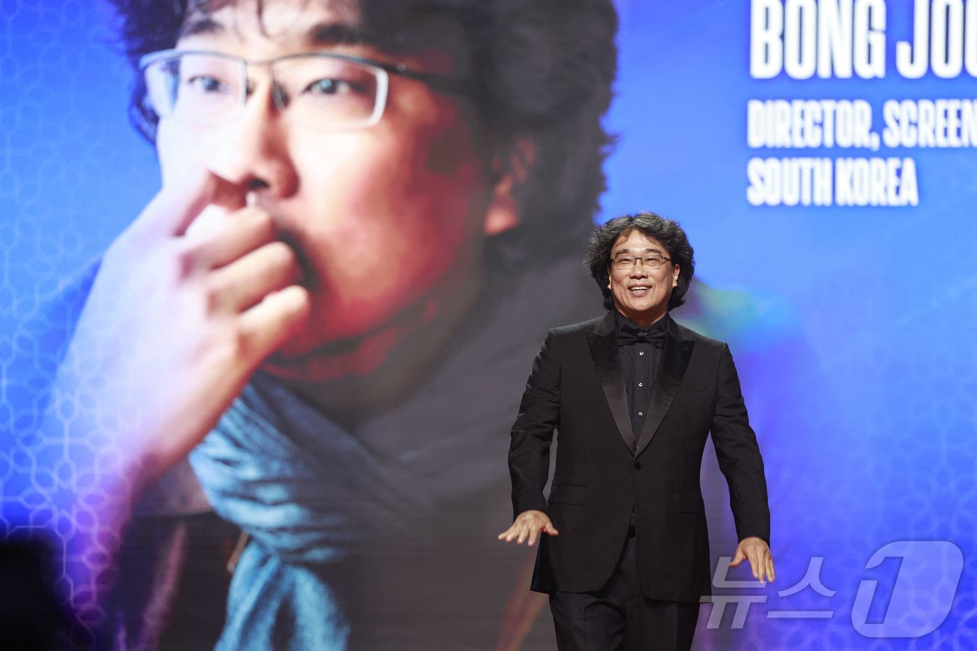 (AFP=뉴스1) 안은나 기자 = 봉준호 감독이 28일 모로코 마라케시에서 열린 제22회 마라케시 국제 영화제(FIFM) 개막식에 참석하고 있다. 봉 감독은 이번 영화제 심사위원장 …