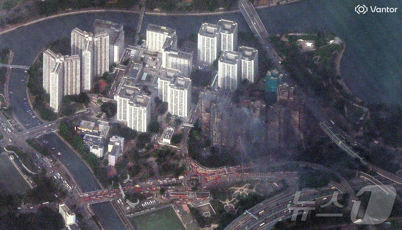 본문 이미지 - 위성에서 본 홍콩 아파트 화재 현장. ⓒ AFP=뉴스1 ⓒ News1 박형기 기자