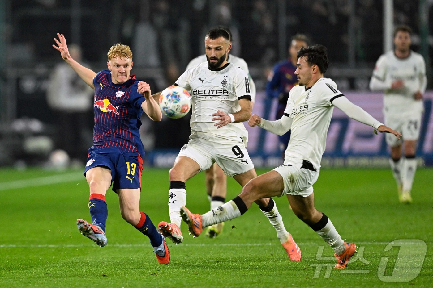 (AFP=뉴스1) 안은나 기자 = 독일 보루시아 묀헨글라트바흐의 옌스 카스트로프(오른쪽)가 29일 독일 분데스리가 12라운드 RB 라이프치히와의 경기에서 니콜라스 자이발트와 볼 다 …