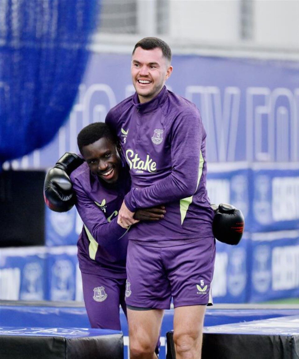 본문 이미지 - 경기 도중 언쟁을 벌였던 게예와 킨&#40;왼쪽부터&#41;이 권투 글러브를 끼고 화해한 모습. &#40;에버턴 SNS 캡처&#41;