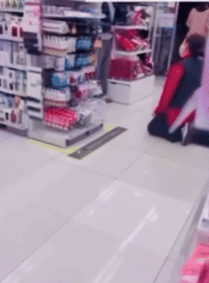 본문 이미지 - SNS에 확산된  다이소 갑질 논란 영상.