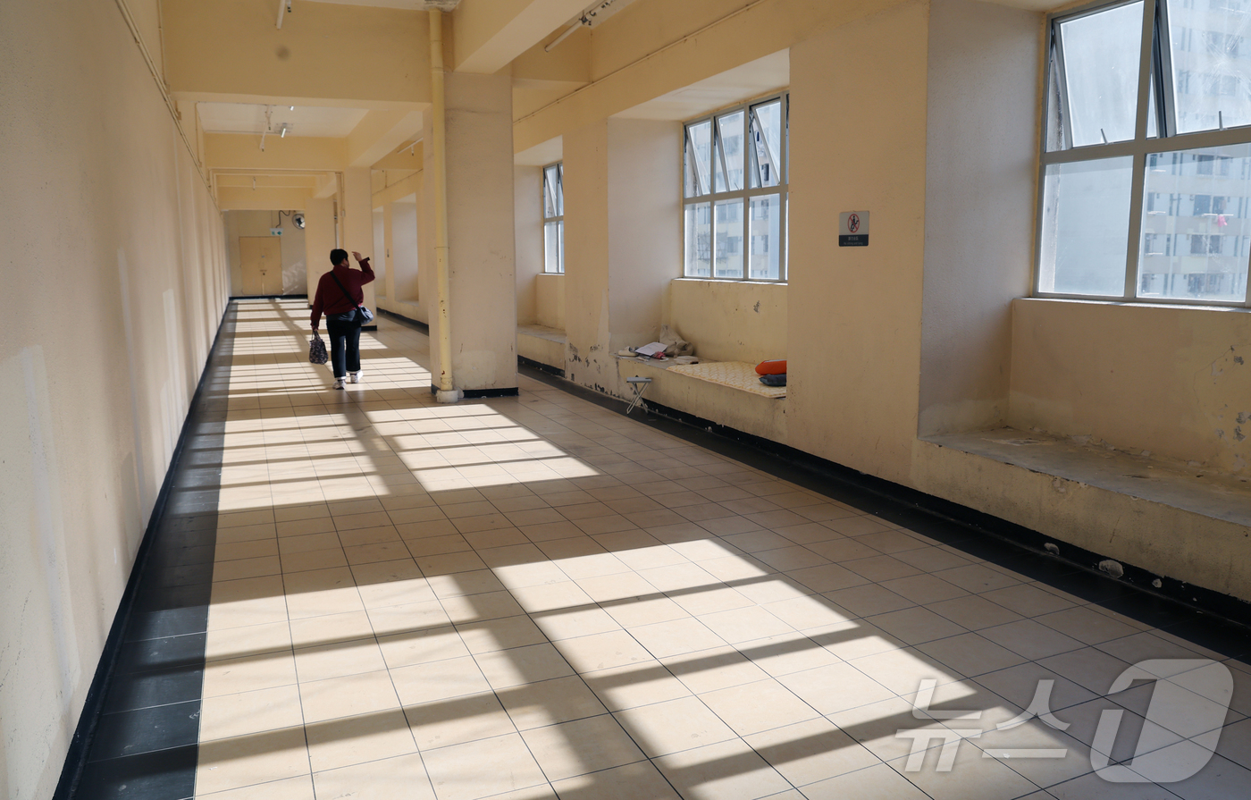 (홍콩=뉴스1) 권현진 기자 = 29일(현지시간) 홍콩 북부 타이포의 '왕 푹 코트'(Wang Fuk Court) 아파트 단지 비상 대피소가 텅 비어있다. 2025.11.29/뉴스 …