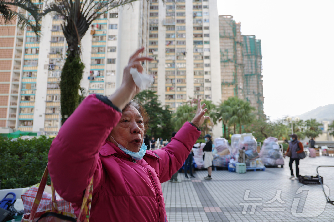 (홍콩=뉴스1) 권현진 기자 = 29일(현지시간) 홍콩 북부 타이포의 '왕 푹 코트'(Wang Fuk Court) 아파트 단지 인근에서 옆 건물 주민이 화재 당시 상황을 설명하고 …