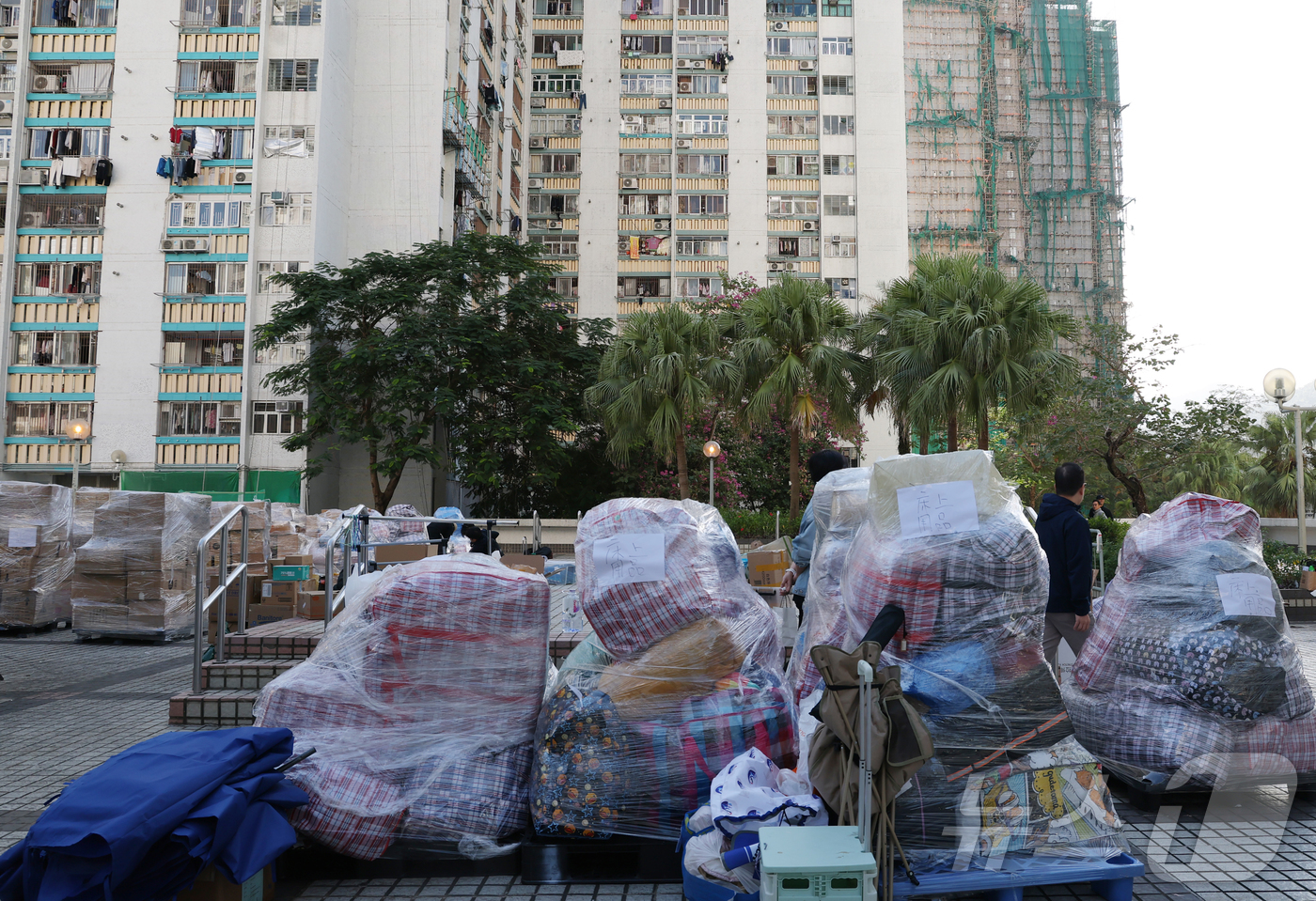 (홍콩=뉴스1) 권현진 기자 = 29일(현지시간) 홍콩 북부 타이포의 '왕 푹 코트'(Wang Fuk Court) 아파트 단지 인근 임시 대표소 앞에 정리된 구호물품이 놓여있다. …