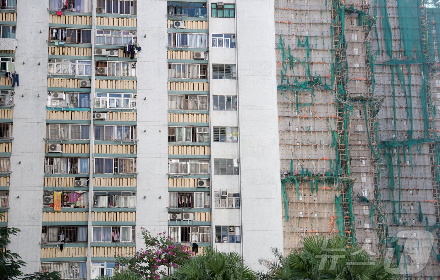 본문 이미지 - 29일&#40;현지시간&#41; 홍콩 북부 타이포의 &#39;왕 푹 코트&#39;&#40;Wang Fuk Court&#41; 아파트 화재 건물 옆 아파트 창문이 열려 있다. 2025.11.29/뉴스1 ⓒ News1 권현진 기자