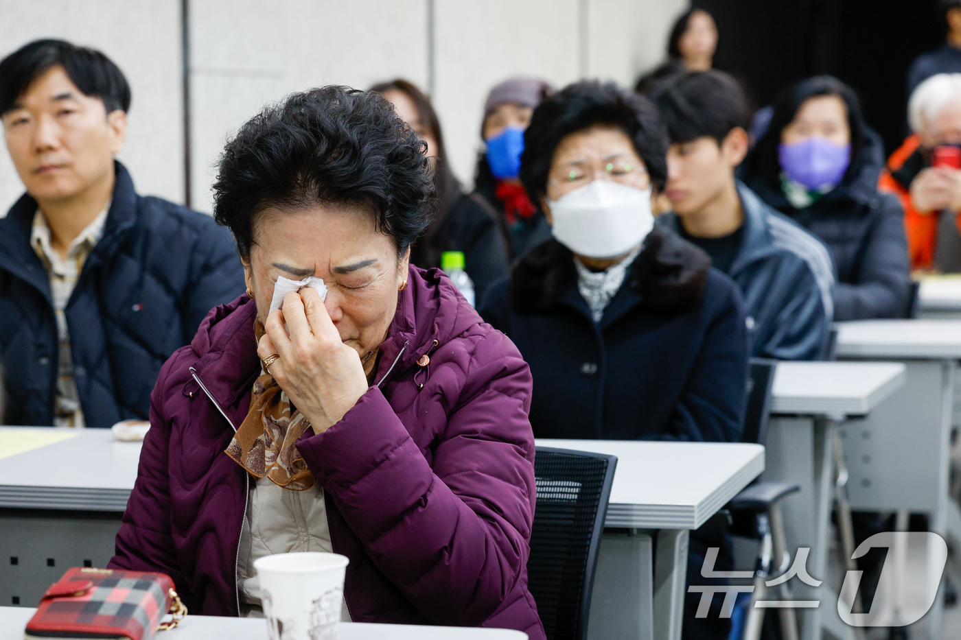 (서울=뉴스1) 안은나 기자 = 대한항공 KAL858기 탑승 희생자 유족들이 29일 서울역에서 열린 KAL858기 사건 38주기 추모제에서 추모 영상을 시청하며 슬픔에 잠겨 있다. …