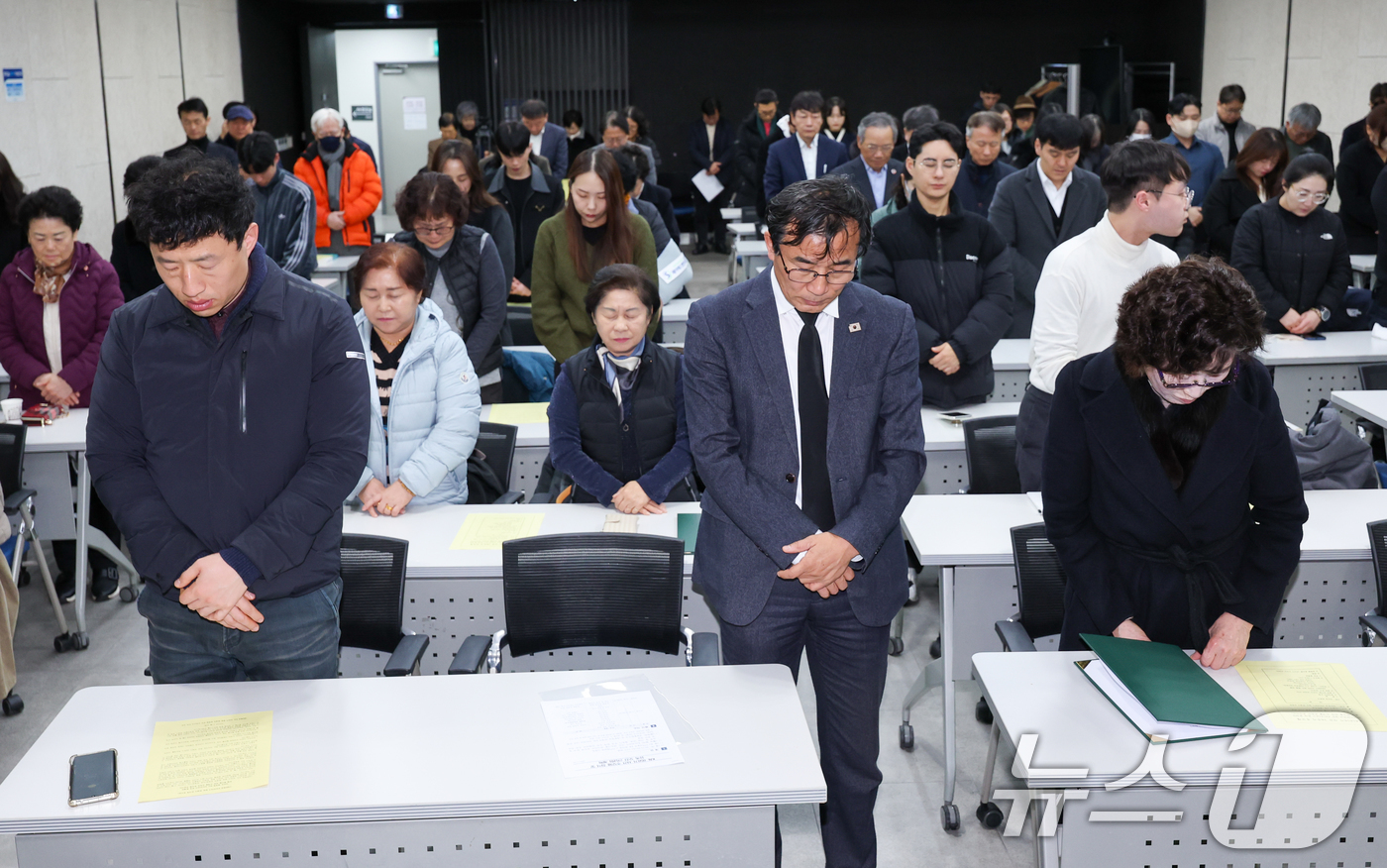 (서울=뉴스1) 안은나 기자 = 김호순 대한항공 KAL858기 탑승 희생자 유족회장(앞줄 오른쪽), 전성환 대통령실 경청통합수석을 비롯한 참석자들이 29일 서울역에서 열린 KAL8 …