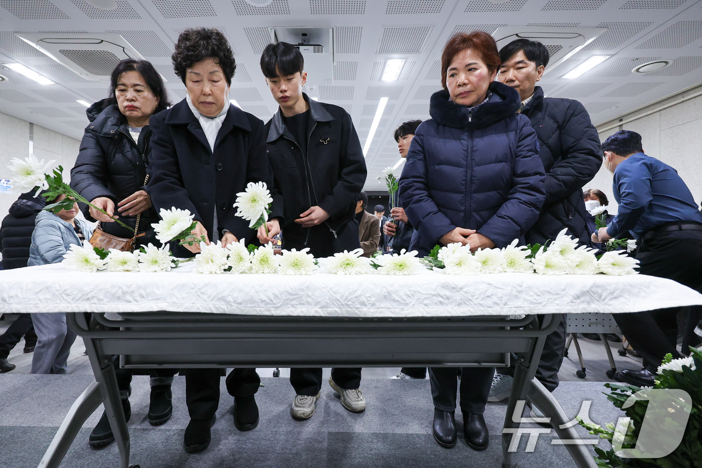 (서울=뉴스1) 안은나 기자 = 대한항공 KAL858기 탑승 희생자 유족들이 29일 서울역에서 열린 KAL858기 사건 38주기 추모제에서 헌화하고 있다. 유족들은 정부를 향해 미 …