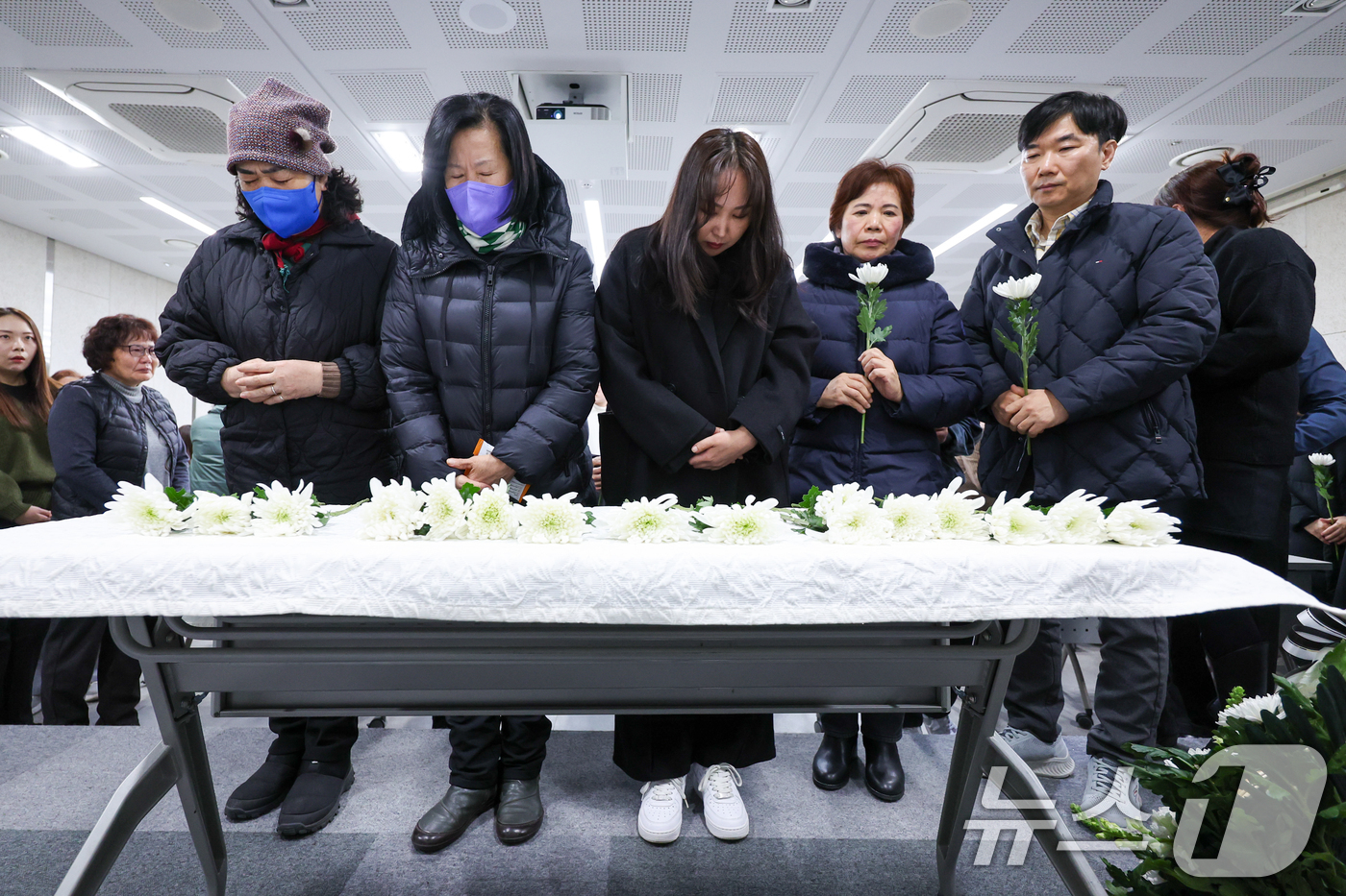 (서울=뉴스1) 안은나 기자 = 대한항공 KAL858기 탑승 희생자 유족들이 29일 서울역에서 열린 KAL858기 사건 38주기 추모제에서 헌화하고 있다. 유족들은 정부를 향해 미 …