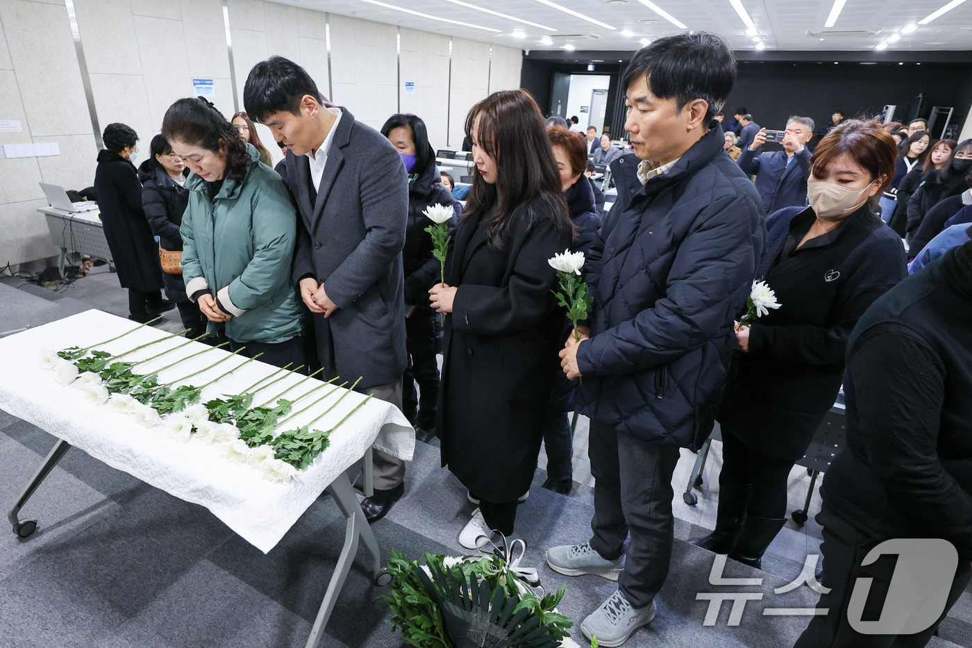 (서울=뉴스1) 안은나 기자 = 대한항공 KAL858기 탑승 희생자 유족들이 29일 서울역에서 열린 KAL858기 사건 38주기 추모제에서 헌화하고 있다. 유족들은 정부를 향해 미 …