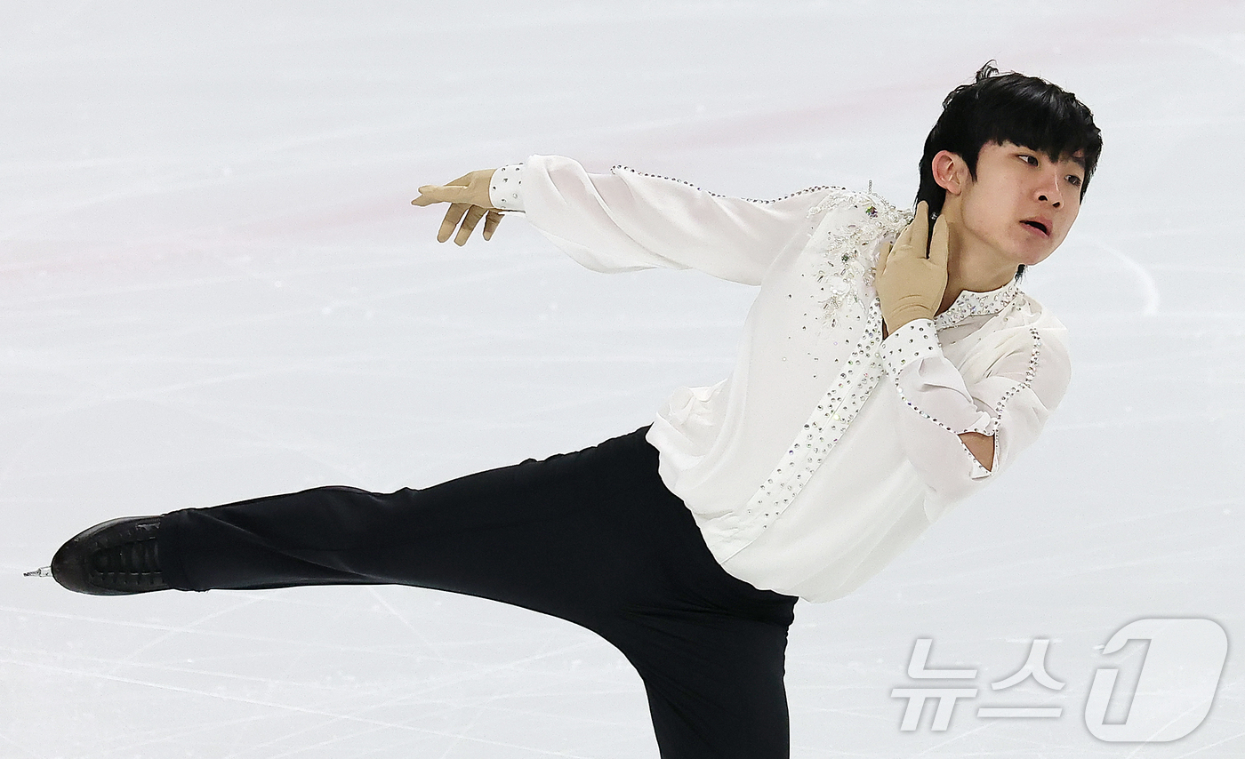 (서울=뉴스1) 김진환 기자 = 최하빈(한광고등학교)이 29일 서울 양천구 목동아이스링크에서 열린 2025 KB금융 전국남녀 피겨스케이팅 회장배 랭킹대회 남자 시니어 쇼트프로그램에 …