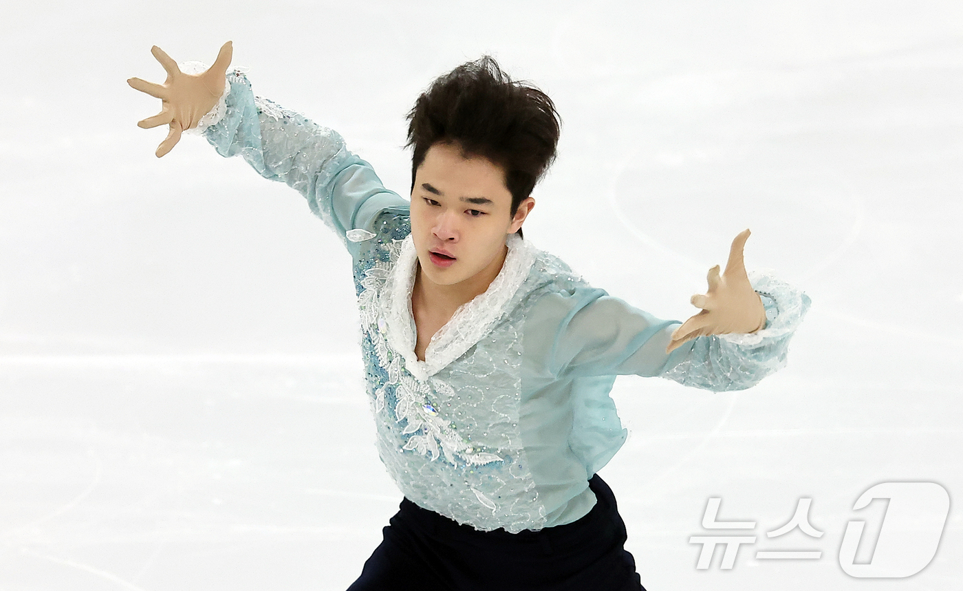 (서울=뉴스1) 김진환 기자 = 김현겸(고려대학교)이 29일 서울 양천구 목동아이스링크에서 열린 2025 KB금융 전국남녀 피겨스케이팅 회장배 랭킹대회 남자 시니어 쇼트프로그램에 …