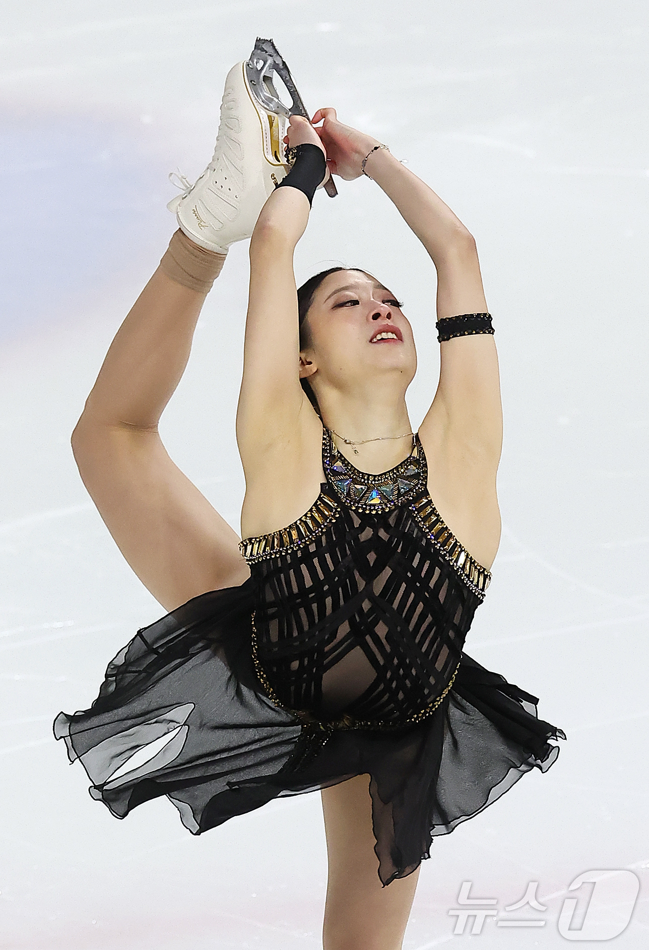 (서울=뉴스1) 김진환 기자 = 유영(경희대학교)이 29일 서울 양천구 목동아이스링크에서 열린 2025 KB금융 전국남녀 피겨스케이팅 회장배 랭킹대회 여자 시니어 쇼트프로그램에 출 …