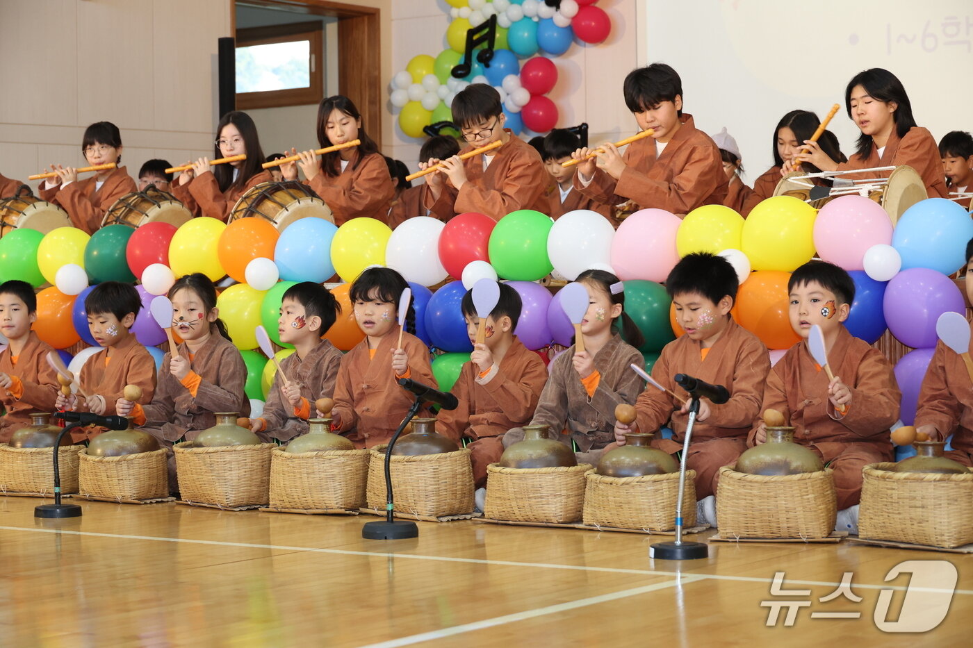 본문 이미지 - 성읍초 전교생이 &#39;벨롱벨롱 꿈자랑 발표회&#39;에서 제주 전통음악을 연주하고 있다.&#40;서울시교육청 제공&#41;