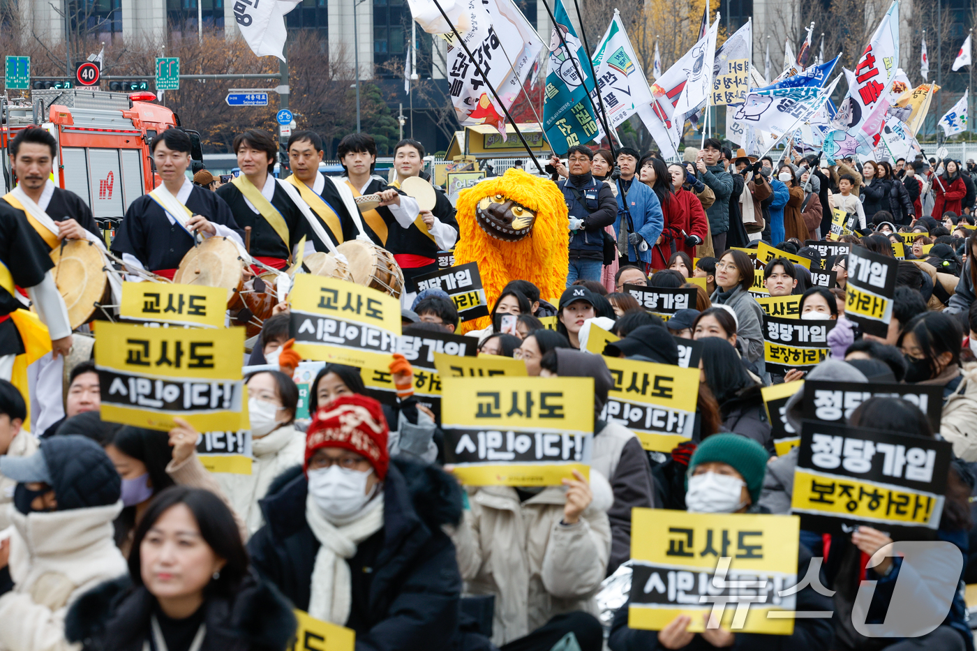 (서울=뉴스1) 안은나 기자 = 교사노동조합연맹 조합원들이 29일 서울 종로구 사직로 동십자각 인근에서 열린 '교사 정당가입 요구집회'에 깃발을 든채 입장하고 있다.교사노조연맹은 …