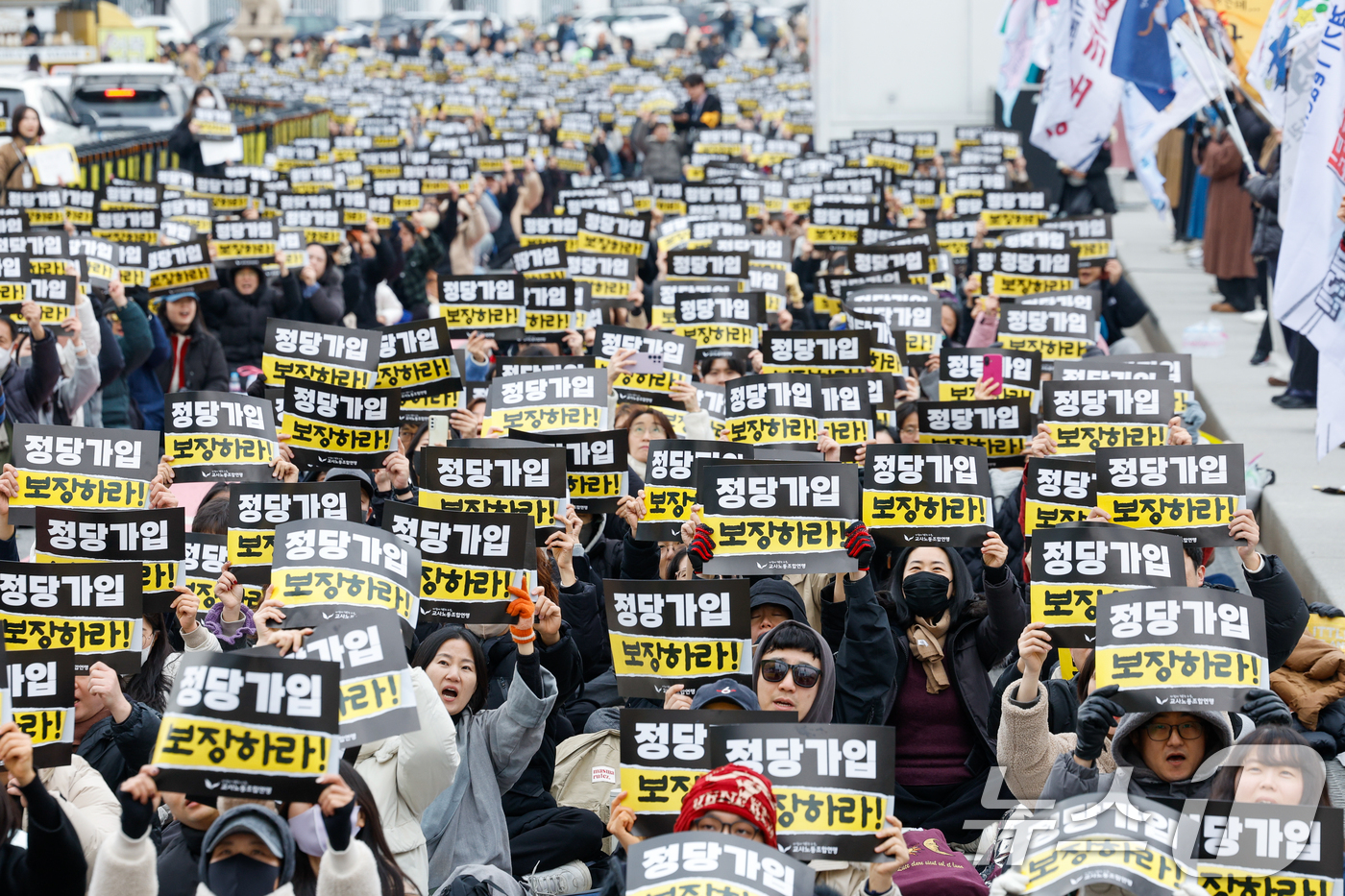 (서울=뉴스1) 안은나 기자 = 교사노동조합연맹 조합원들이 29일 서울 종로구 사직로 동십자각 인근에서 교사의 정당가입 허용을 촉구하며 집회 구호를 외치고 있다.교사노조연맹은 직무 …