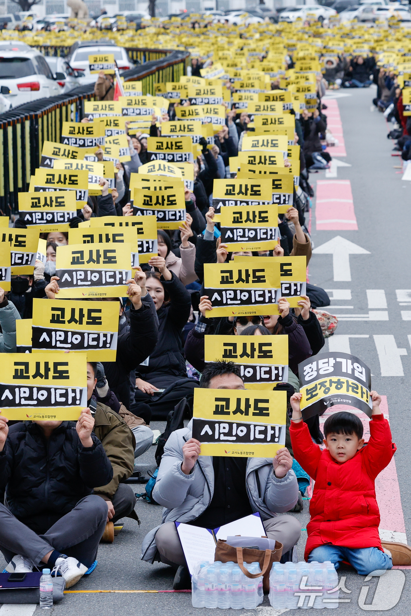 (서울=뉴스1) 안은나 기자 = 교사노동조합연맹 조합원들이 29일 서울 종로구 사직로 동십자각 인근에서 교사의 정당가입 허용을 촉구하며 집회 구호를 외치고 있다.교사노조연맹은 직무 …