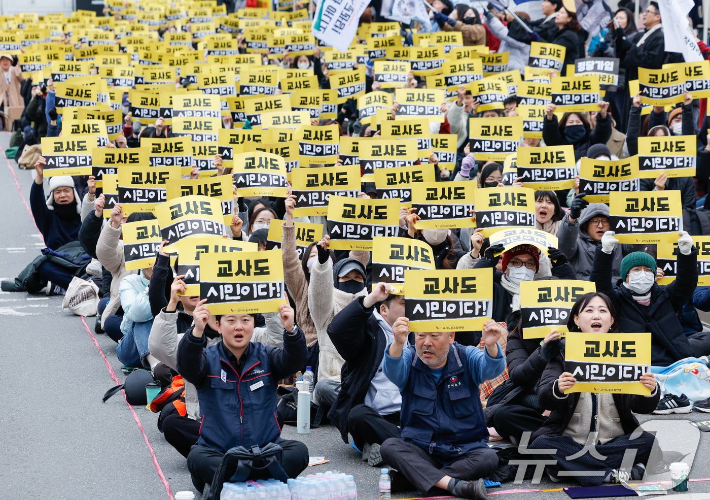 (서울=뉴스1) 안은나 기자 = 교사노동조합연맹 조합원들이 29일 서울 종로구 사직로 동십자각 인근에서 교사의 정당가입 허용을 촉구하며 집회 구호를 외치고 있다. 앞줄 왼쪽부터 이 …