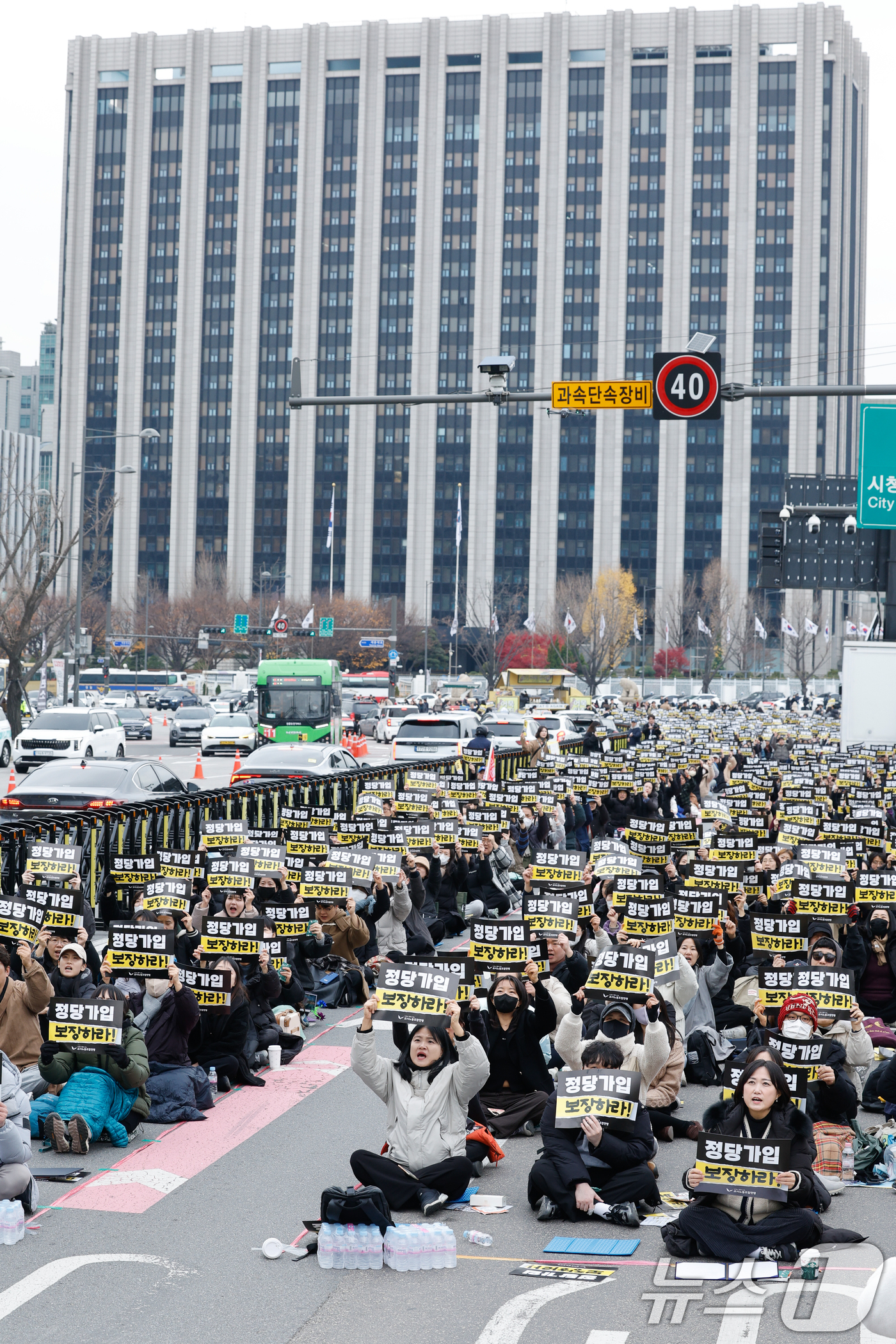 (서울=뉴스1) 안은나 기자 = 교사노동조합연맹 조합원들이 29일 서울 종로구 사직로 동십자각 인근에서 교사의 정당가입 허용을 촉구하며 집회 구호를 외치고 있다.교사노조연맹은 직무 …