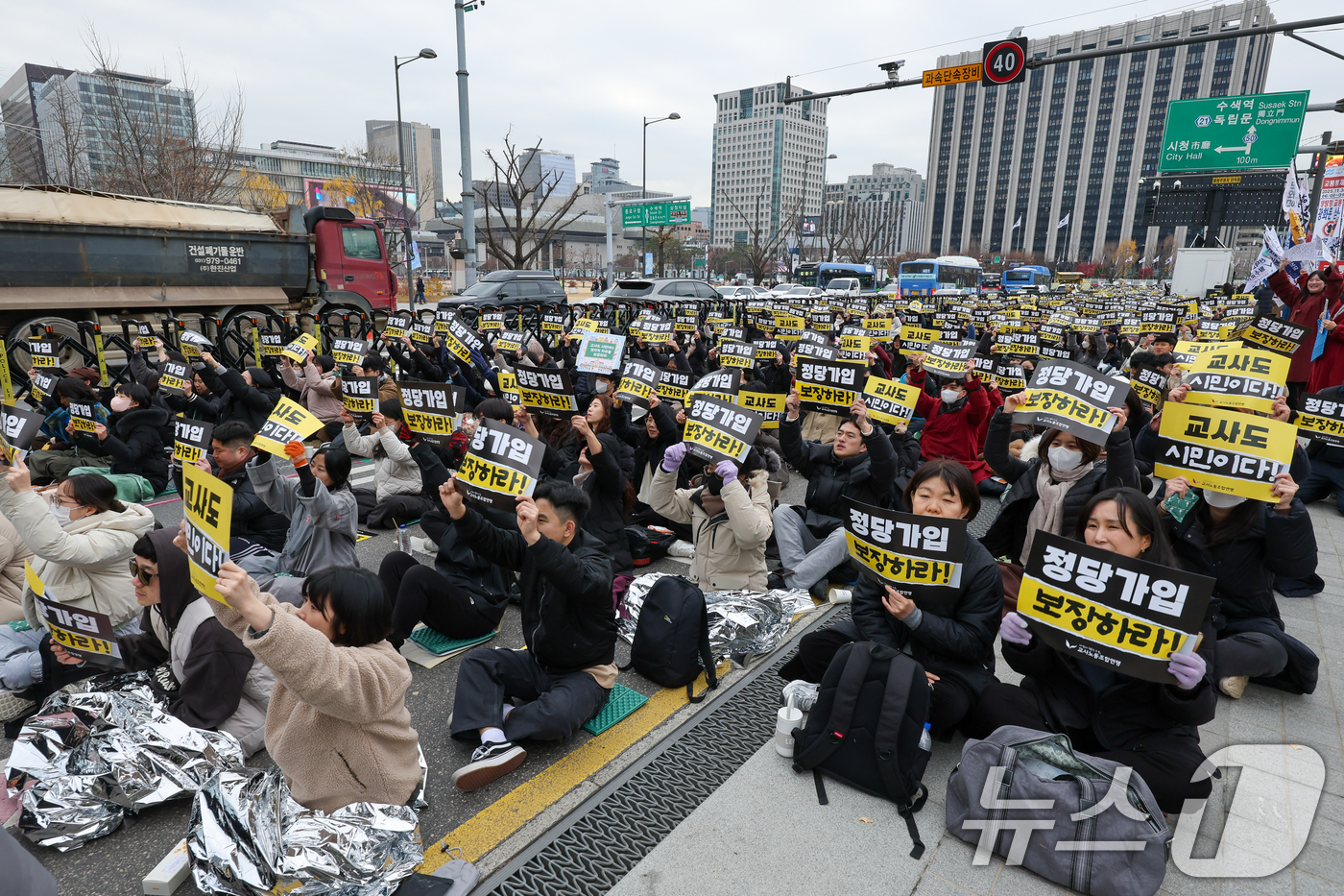 (서울=뉴스1) 안은나 기자 = 교사노동조합연맹 조합원들이 29일 서울 종로구 사직로 동십자각 인근에서 교사의 정당가입 허용을 촉구하며 집회 구호를 외치고 있다.교사노조연맹은 직무 …